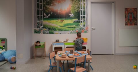 Enfant qui joue lors d'un atelier du RPE à Nangis